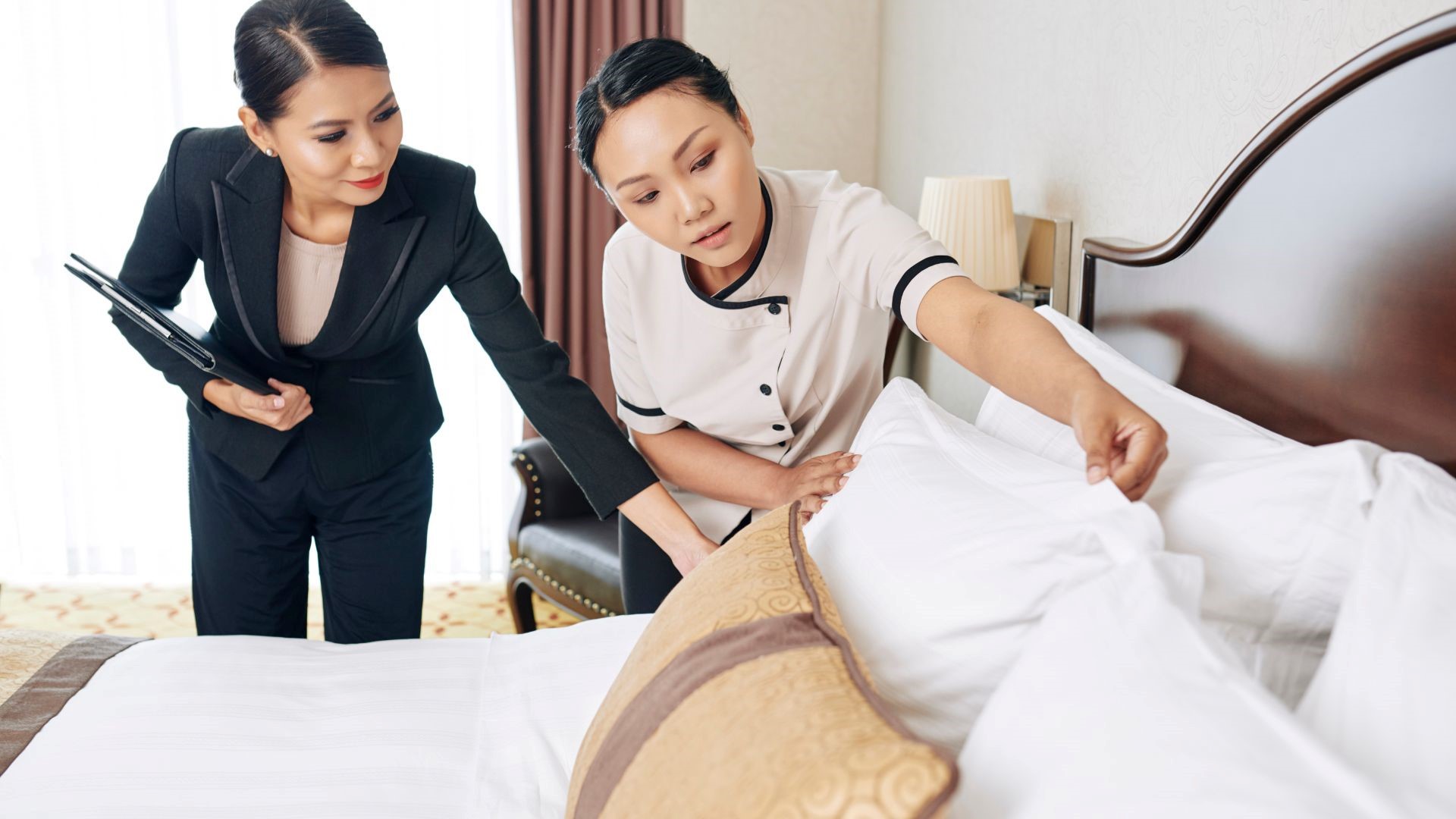 quy trình dọn phòng khách đang ở